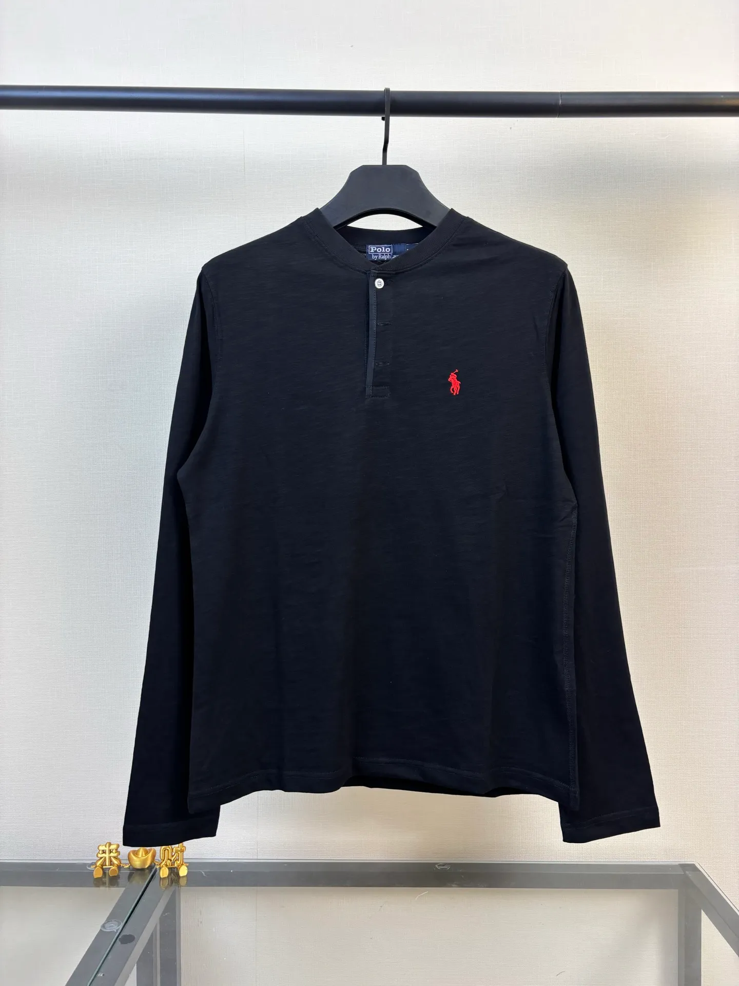 Style number: DC #Ralph Lauren/Ralph Lauren Pony embroidered Henley collar long sleeves Customized luxury tough slub gauze fabric Soft and crisp Comfortable Breathable Obsidian black bottoming Like late night ink condensed into the texture, smearing out the deep luxury of urban minimalism The red horse embroidery on the chest is a hot secret hidden in the clothes The Henley collar long sleeve version uses a minimalist silhouette to carry texture in a silent place Create a style that is handed down from generation to generation. Adopt imported machine embroidery technology. Use advanced computer control systems and precision mechanical components to achieve the iconic pony embroidery operation. High precision. The lines are smooth and delicate. The fabrics have been fermented and washed for better hand feel. Not easy to deform, not easy to shrink, not easy to fade. Maintain long-term beauty, loose fit. Color: Black White Size: S M L XL